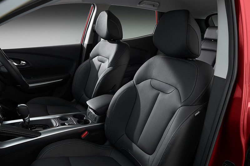 レザーシートを標準装備し、フロントシートはシートヒーターを備える