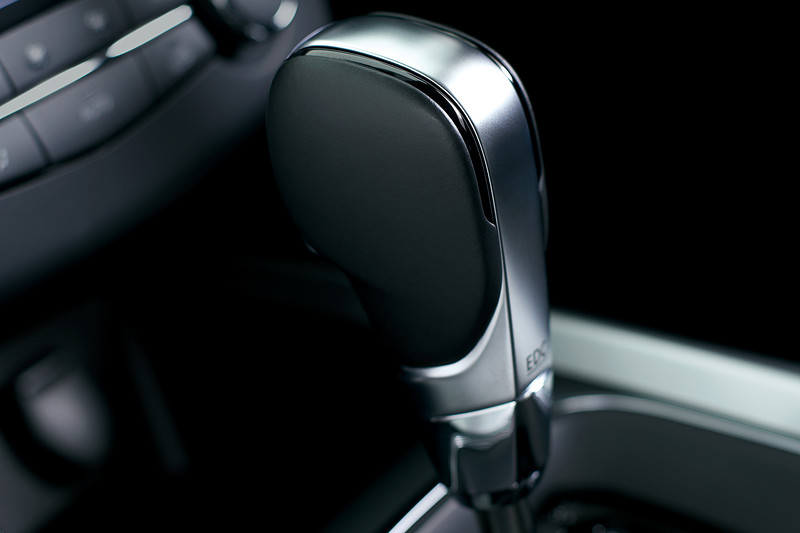 ステアリングやシフトセレクターの表皮はナパレザー。ステアリングスポークにメーターの表示内容変更やハンズフリー通話などを操作できるスイッチ類を用意する