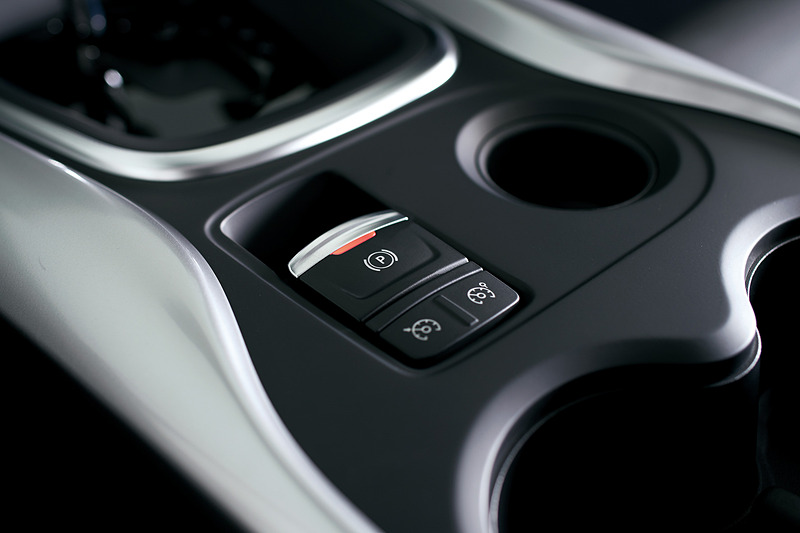 パーキングブレーキは電動式を採用する