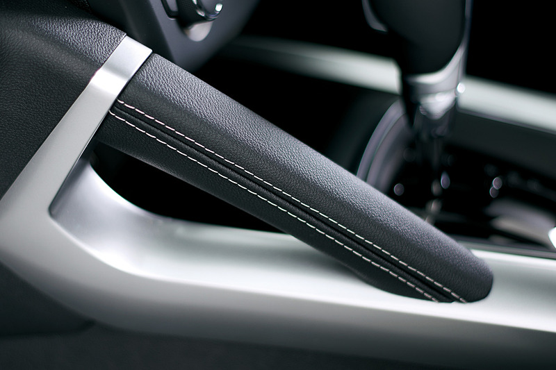 センターコンソールにダブルステッチが施されたレザー調グリップを設定