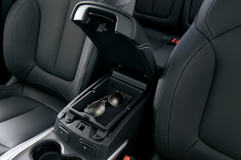 センターアームレストの下に大型のコンソールボックスを設置。シートヒーターのスイッチがコンソールボックス前方にレイアウトされている