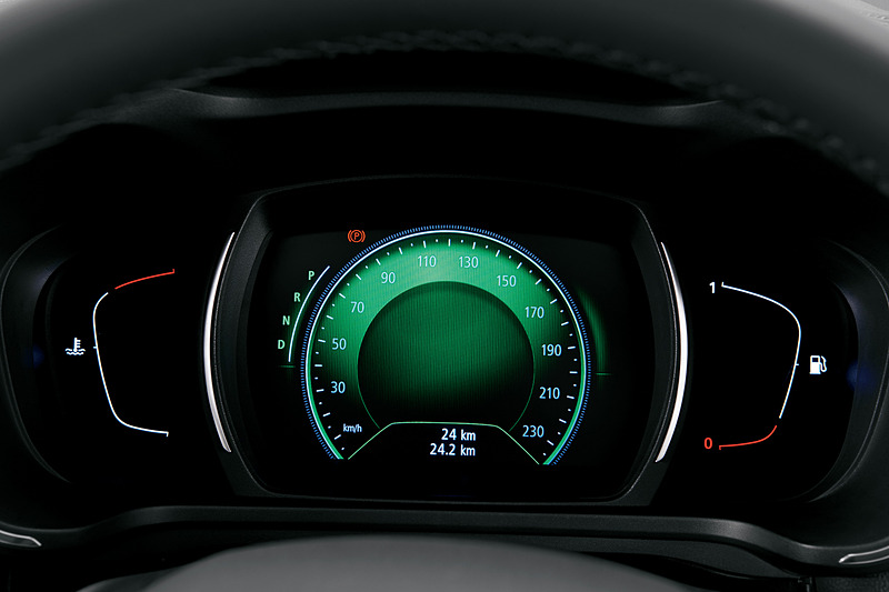 「フルカラーTFTメーター」を採用してカラーを5色から選択できるほか、中央の表示もスピードメーターやタコメーターなどを切り換えられる