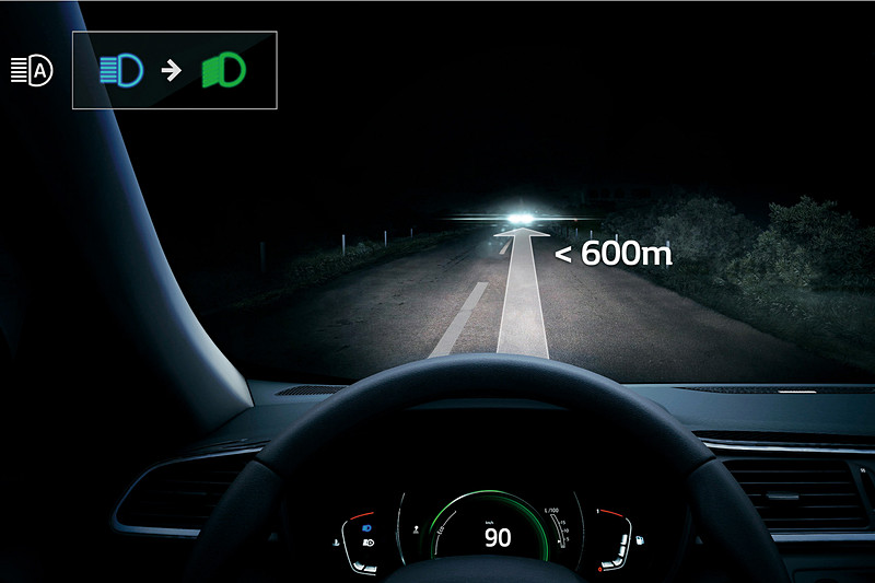 約40km/h以上で走行している時に作動する「オートハイ/ロービーム」