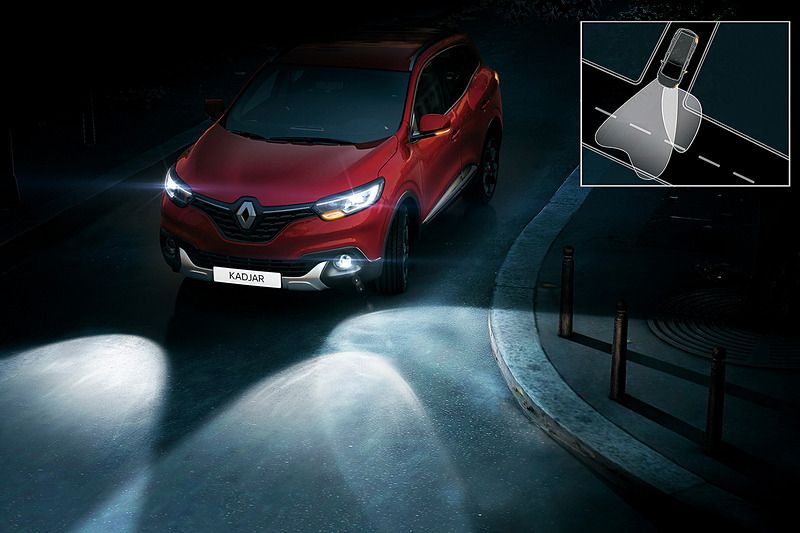 標準装備のフロントフォグランプはコーナーリングランプ機能付