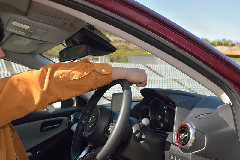 ステアリングホイールとの距離は、手首がちょうど乗るくらいがベストな位置になるように設定されている