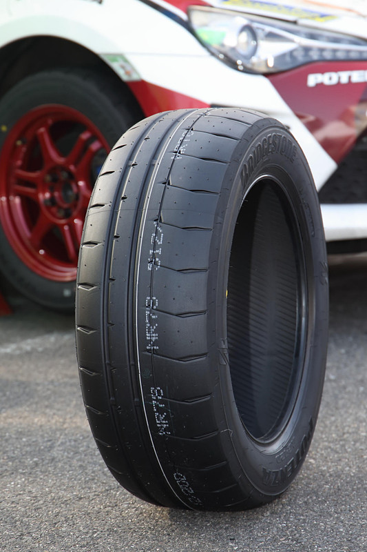 3月1日に発売されたブリヂストンの「POTENZA RE-12D（ポテンザ アールイー トゥエルブ ディー）」。86/BRZ Race向けの205/55 R16 91V以外にも、205/50 R16 91V～245/40 R19 98W XLの全15サイズをラインアップしている。価格は3万5640円～8万1756円/本