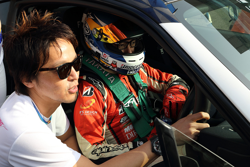 走行後、佐々木選手からタイヤの使い方などのアドバイスを受けた