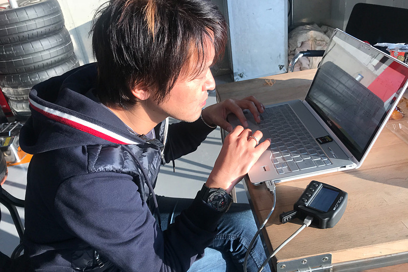 月曜日の練習走行後、レボリューションで燃料タンクなどを突貫工事で交換。パーツが間に合わず、レボリューションのデモカーから燃料タンクを外して使わせてもらうことになった