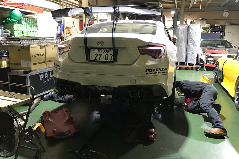 月曜日の練習走行後、レボリューションで燃料タンクなどを突貫工事で交換。パーツが間に合わず、レボリューションのデモカーから燃料タンクを外して使わせてもらうことになった