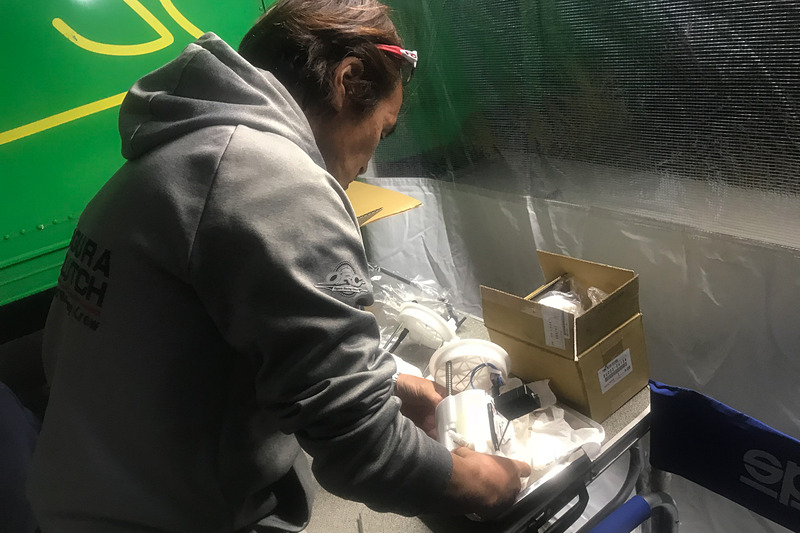 データロガーも使ってガス欠症状の原因を探るべく検証したが問題点を見つけられず、青木社長が手配しておいてくれた新品の燃料ポンプに付け替えることに