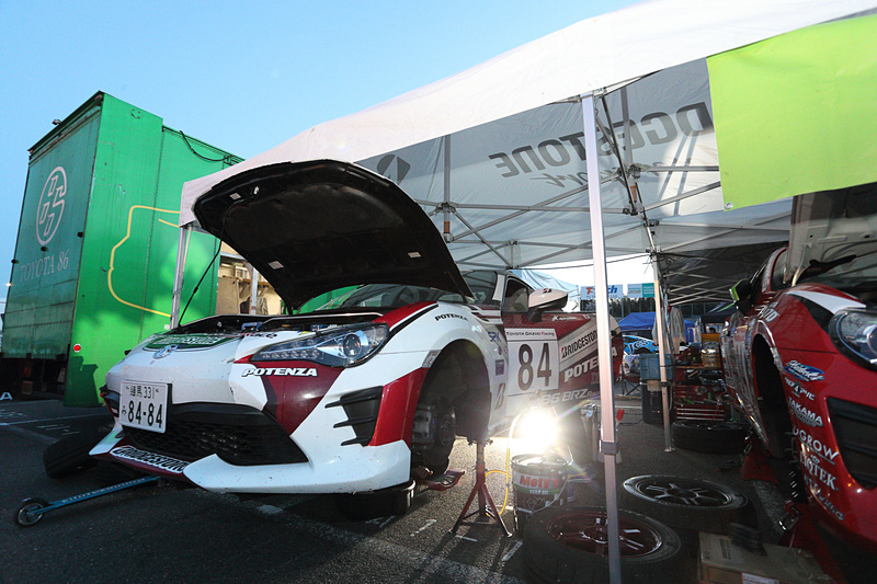 厳しい冷え込みの中、サーキット内でメカニックさんたちがパーツ交換を完了してくれた。この恩はレースでの活躍で返したいところだ