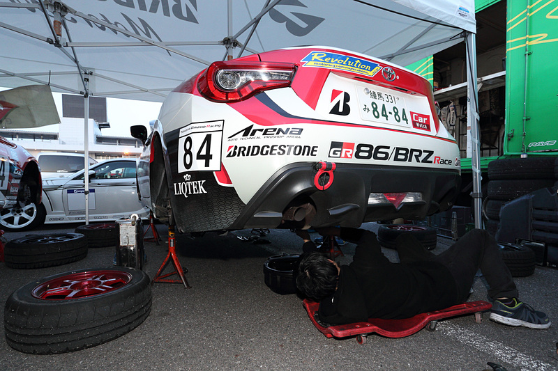 厳しい冷え込みの中、サーキット内でメカニックさんたちがパーツ交換を完了してくれた。この恩はレースでの活躍で返したいところだ