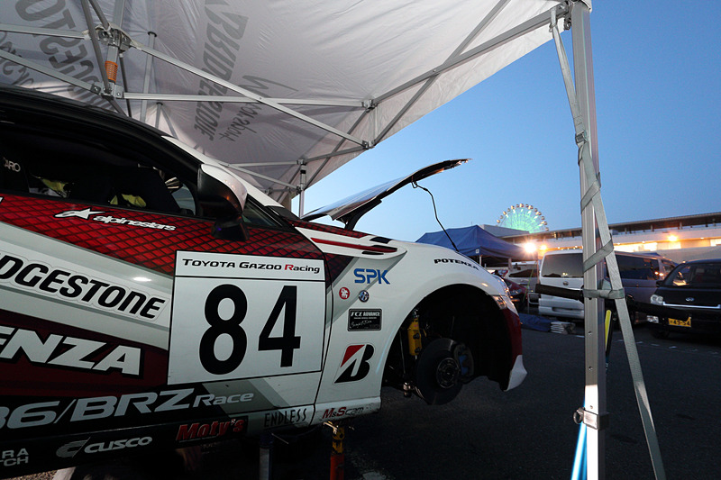 厳しい冷え込みの中、サーキット内でメカニックさんたちがパーツ交換を完了してくれた。この恩はレースでの活躍で返したいところだ