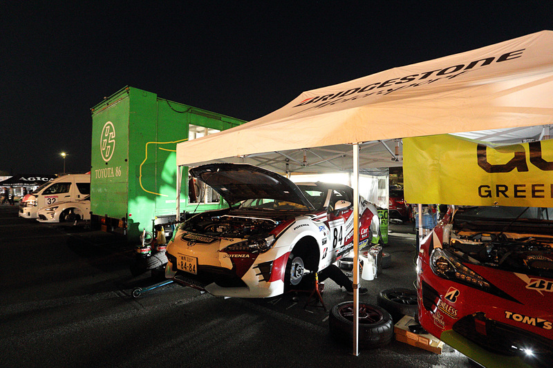 厳しい冷え込みの中、サーキット内でメカニックさんたちがパーツ交換を完了してくれた。この恩はレースでの活躍で返したいところだ