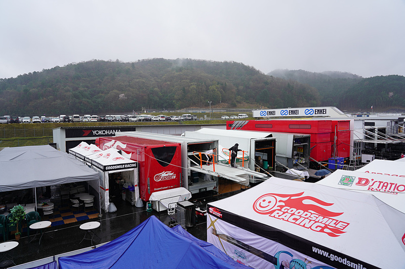 あいにくの雨模様となった岡山国際サーキットのパドック。各チームの設営が続く