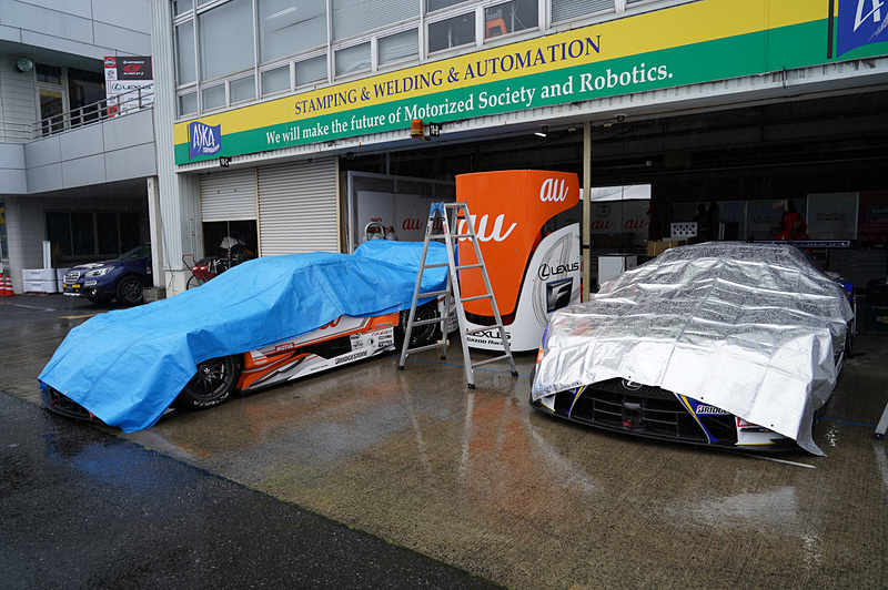 ピットレーンでも車両の準備が進んでいる