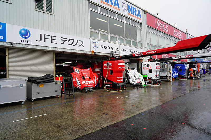 ピットレーンでも車両の準備が進んでいる