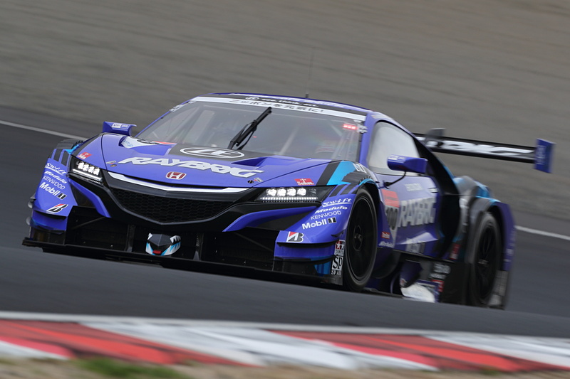 バトン選手は、100号車 RAYBRIG NSX-GTで山本尚貴選手とともに戦う