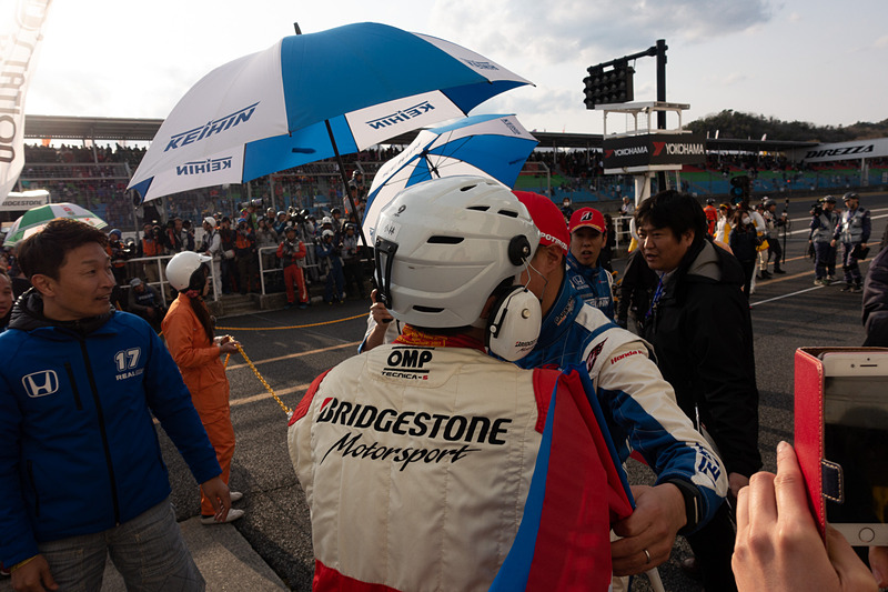 17号車 KEIHIN NSX-GTが装着するブリヂストンのスタッフとも勝利を喜び合う