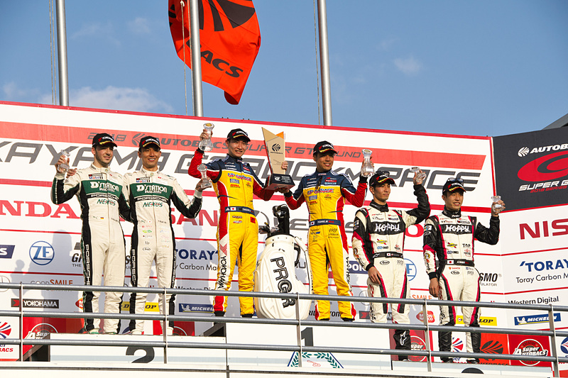 GT300クラスの表彰台