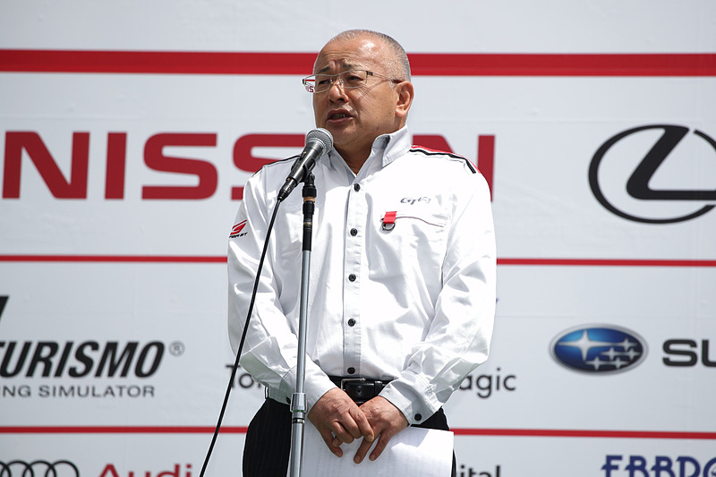 観客に向けてシーズンインの挨拶を行なう株式会社GTアソシエイション 坂東正明氏