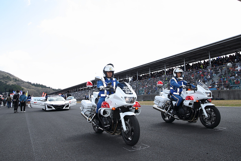 今回もパレードラップの先導は岡山県警の白バイ隊が務めた、安全運転を観客にアピール