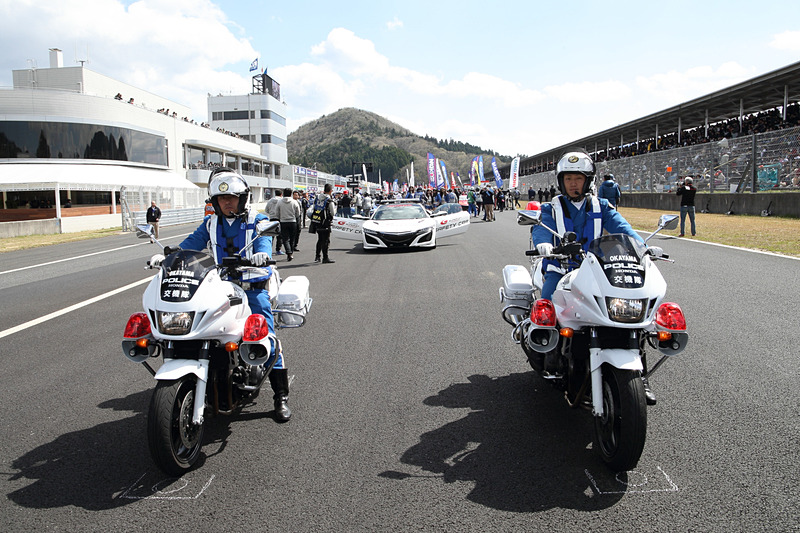 今回もパレードラップの先導は岡山県警の白バイ隊が務めた、安全運転を観客にアピール