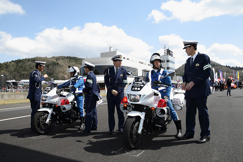 グリッドウォーク中には参加の警察官による記念撮影も行なわれた