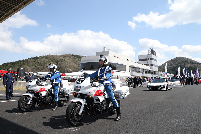 グリッドウォーク中には参加の警察官による記念撮影も行なわれた