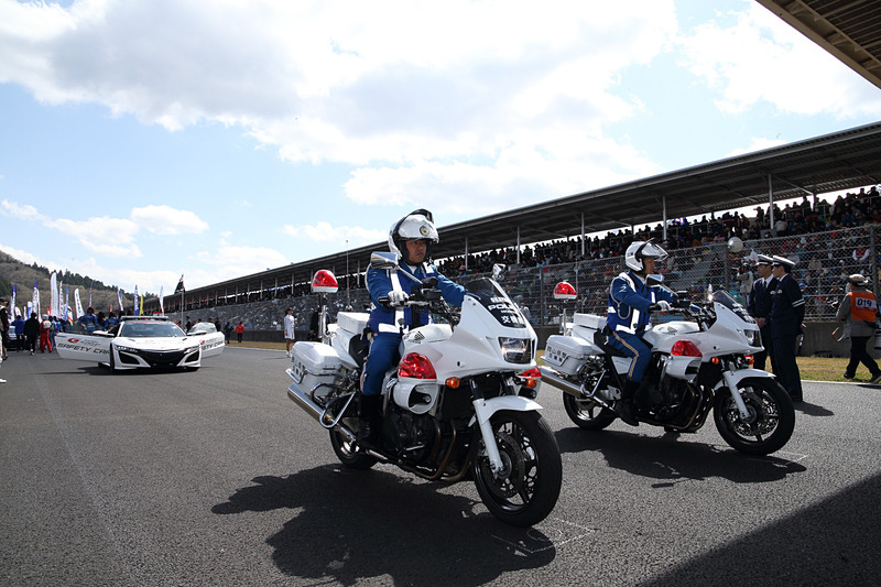 グリッドウォーク中には参加の警察官による記念撮影も行なわれた