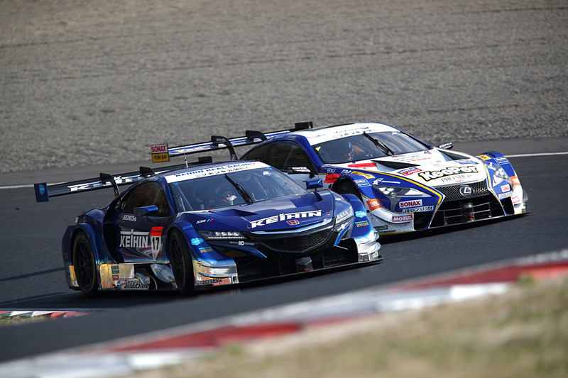 17号車 KEIHIN NSX-GTと1号車 KeePer TOM'S LC500のバトル
