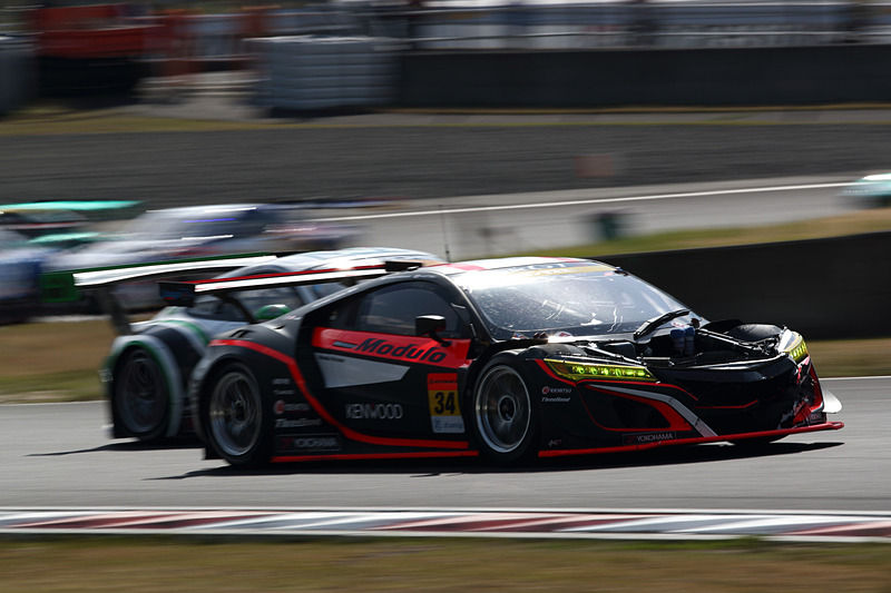 34号車 Modulo KENWOOD NSX GT3は前車に追突しボンネットが吹き飛んだ