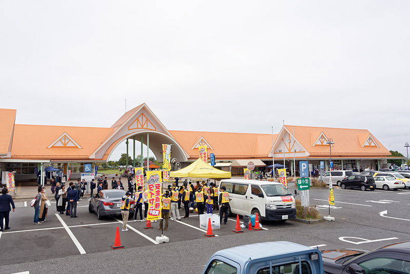 朝から駐車場の大部分が埋まるほど大勢の来場者でにぎわう「道の駅 アグリパークゆめすぎと」