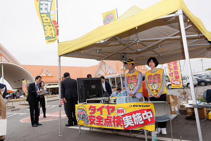 駐車場内に設営したテントでも活動をアピール