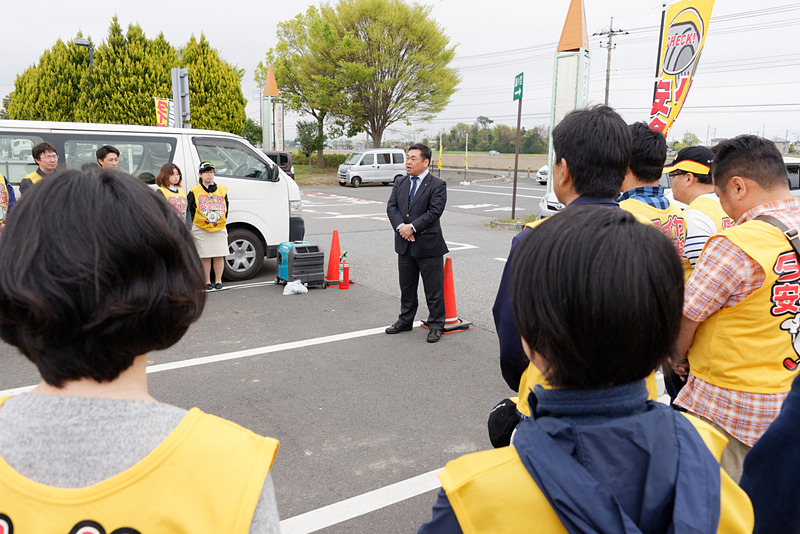 朝礼で挨拶する住友ゴム工業株式会社 執行役員 タイヤ国内リプレイス営業本部長 増田栄一氏