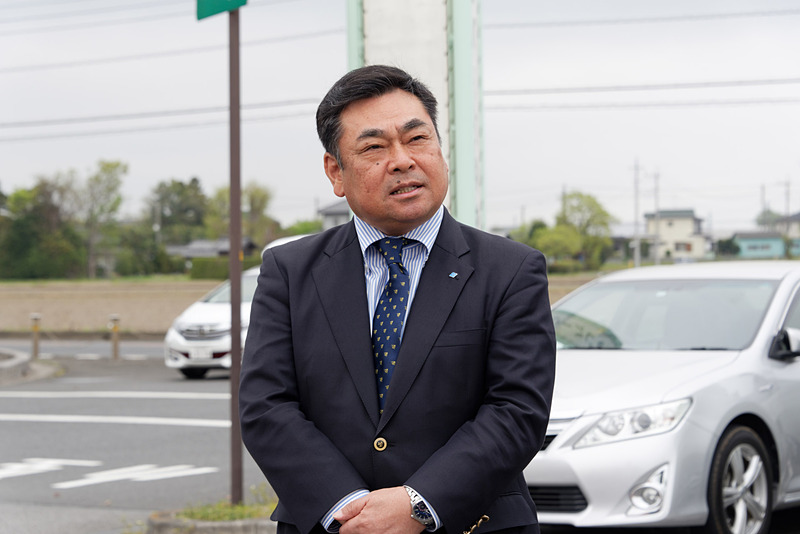 朝礼で挨拶する住友ゴム工業株式会社 執行役員 タイヤ国内リプレイス営業本部長 増田栄一氏