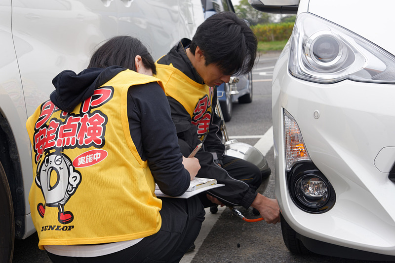 スタッフがドライバーに声をかけ、次々と点検していく