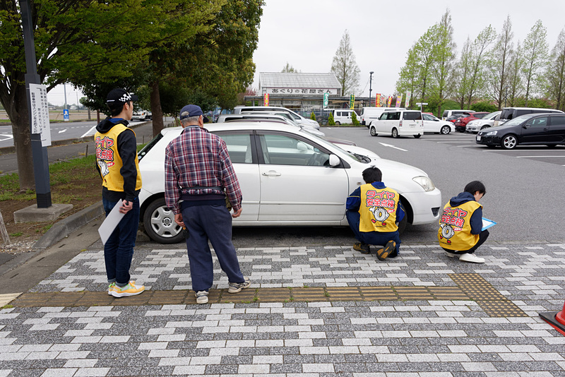 スタッフがドライバーに声をかけ、次々と点検していく