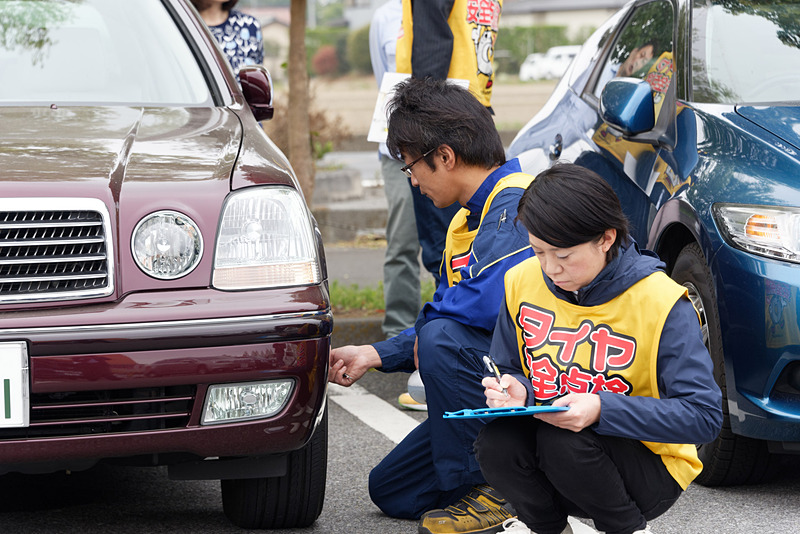 スタッフがドライバーに声をかけ、次々と点検していく