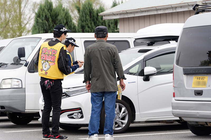 スタッフがドライバーに声をかけ、次々と点検していく
