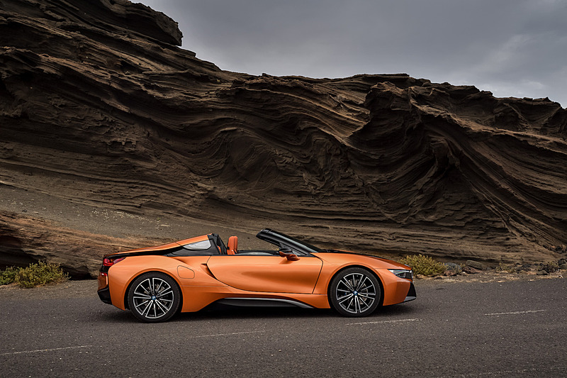 i8ロードスターの電動開閉式ソフトトップは50km/h以下での開閉操作が可能。開閉にかかる時間は約15秒