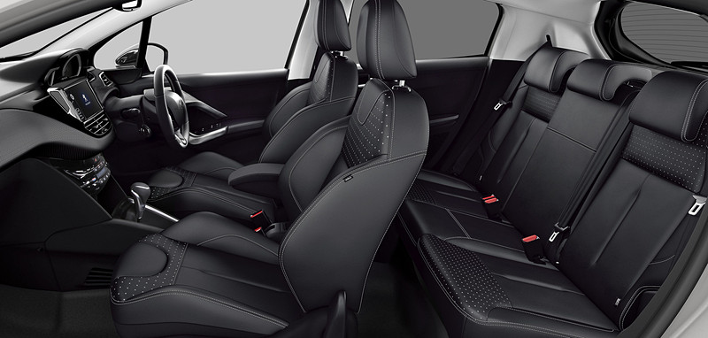 車内の高級感を演出するブラックレザーシート