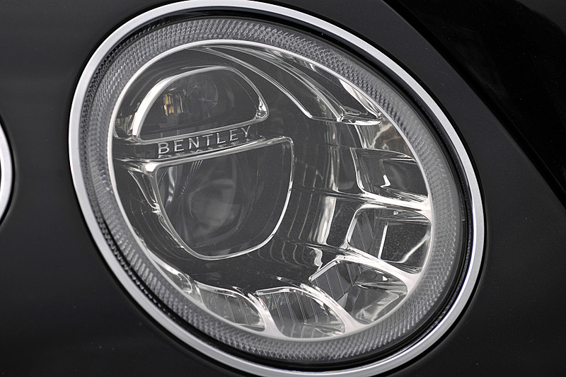 ベンテイガはベントレーのモデルとしてアルミモノコックボディを初採用。そのエクステリアでは丸目2灯タイプのヘッドライトを採用するほか、リアコンビネーションランプやフロントフェンダーのエアアウトレットなどにベントレーの「B」をモチーフにした造形を採用。撮影車のホイール＆タイヤはオプション設定の22インチアルミホイールにピレリ「P-ZERO」（285/40 ZR22）の組み合わせ
