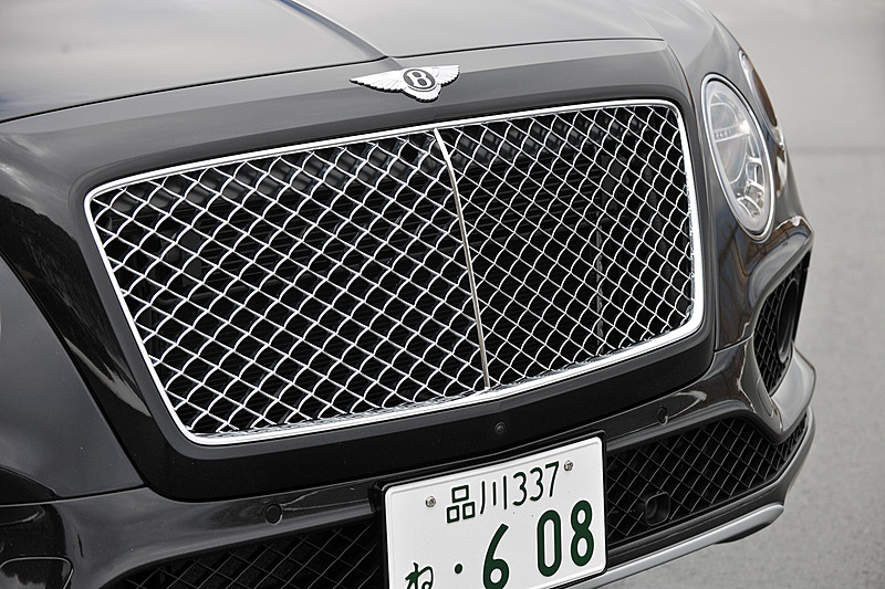 ベンテイガはベントレーのモデルとしてアルミモノコックボディを初採用。そのエクステリアでは丸目2灯タイプのヘッドライトを採用するほか、リアコンビネーションランプやフロントフェンダーのエアアウトレットなどにベントレーの「B」をモチーフにした造形を採用。撮影車のホイール＆タイヤはオプション設定の22インチアルミホイールにピレリ「P-ZERO」（285/40 ZR22）の組み合わせ