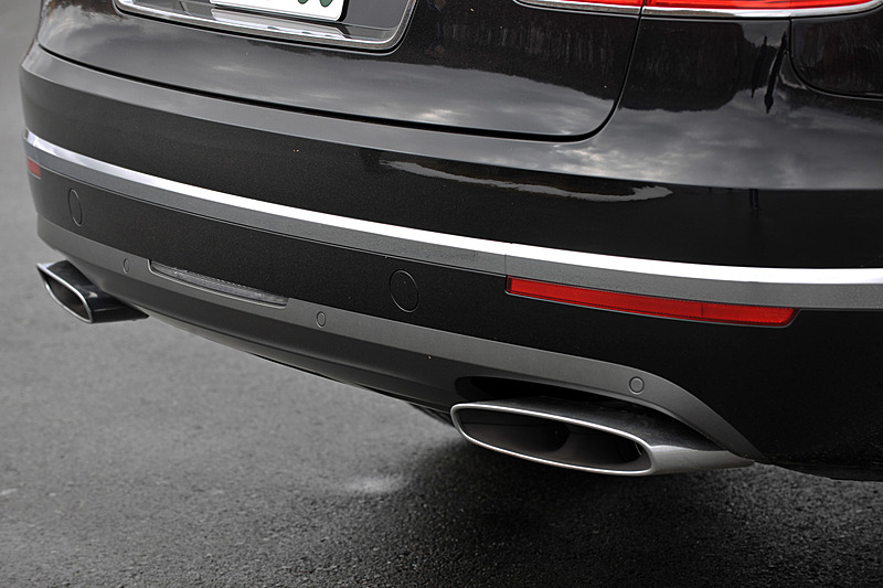 ベンテイガはベントレーのモデルとしてアルミモノコックボディを初採用。そのエクステリアでは丸目2灯タイプのヘッドライトを採用するほか、リアコンビネーションランプやフロントフェンダーのエアアウトレットなどにベントレーの「B」をモチーフにした造形を採用。撮影車のホイール＆タイヤはオプション設定の22インチアルミホイールにピレリ「P-ZERO」（285/40 ZR22）の組み合わせ