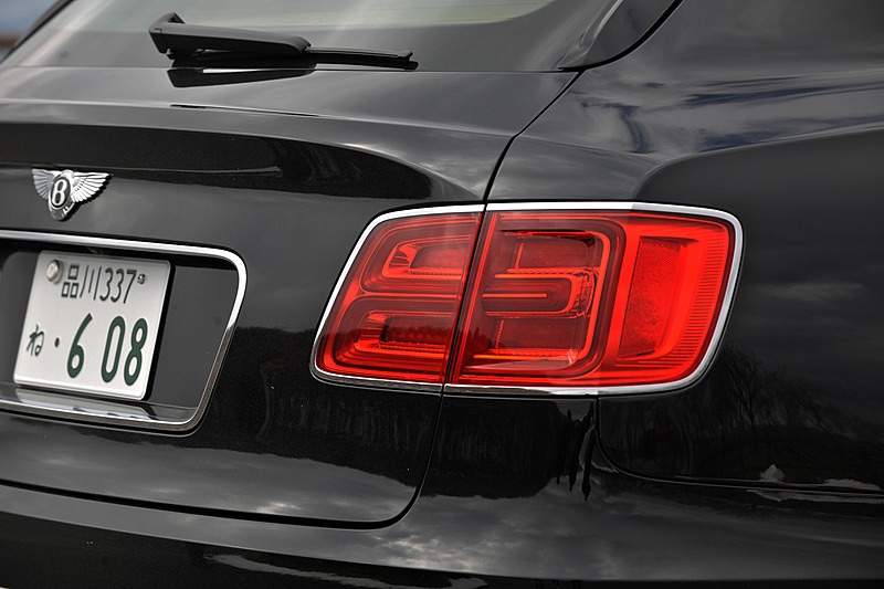 ベンテイガはベントレーのモデルとしてアルミモノコックボディを初採用。そのエクステリアでは丸目2灯タイプのヘッドライトを採用するほか、リアコンビネーションランプやフロントフェンダーのエアアウトレットなどにベントレーの「B」をモチーフにした造形を採用。撮影車のホイール＆タイヤはオプション設定の22インチアルミホイールにピレリ「P-ZERO」（285/40 ZR22）の組み合わせ