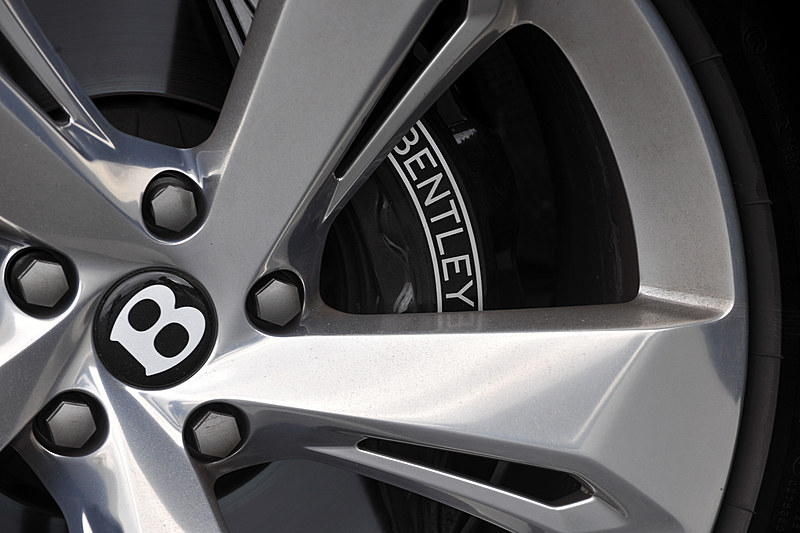 ベンテイガはベントレーのモデルとしてアルミモノコックボディを初採用。そのエクステリアでは丸目2灯タイプのヘッドライトを採用するほか、リアコンビネーションランプやフロントフェンダーのエアアウトレットなどにベントレーの「B」をモチーフにした造形を採用。撮影車のホイール＆タイヤはオプション設定の22インチアルミホイールにピレリ「P-ZERO」（285/40 ZR22）の組み合わせ