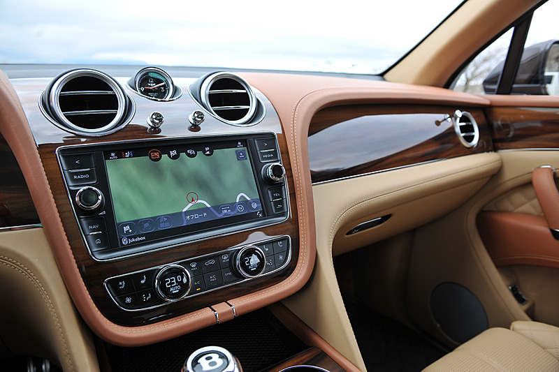 ベージュを基調とし、レザーやウッドパネルを贅沢に使用したインテリア。センターコンソールに8インチのタッチスクリーン式インフォテイメントシステムを標準装備するほか、ダッシュボード中央のアナログ時計が目を引く。センターコンソールには8種類のドライブモード（スポーツモード、ベントレーモード、コンフォートモード、カスタムモード、雪道/草地モード、泥道モード、砂利道モード、砂地モード）を統合制御する「ドライブダイナミクスコントロール」のコントロールダイヤルが備わる