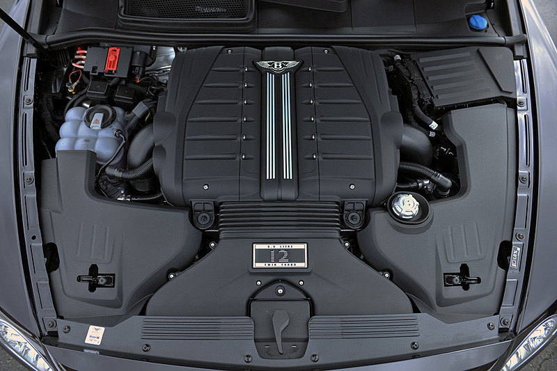 ベンテイガが搭載するW型12気筒6.0リッターツインターボエンジンは、最高出力447kW（608PS）/6000rpm、最大トルク900N・m/1350-4500rpmを発生。8速ATを介して4輪を駆動し、0-100km/h加速4.1秒、最高速301km/hをマーク