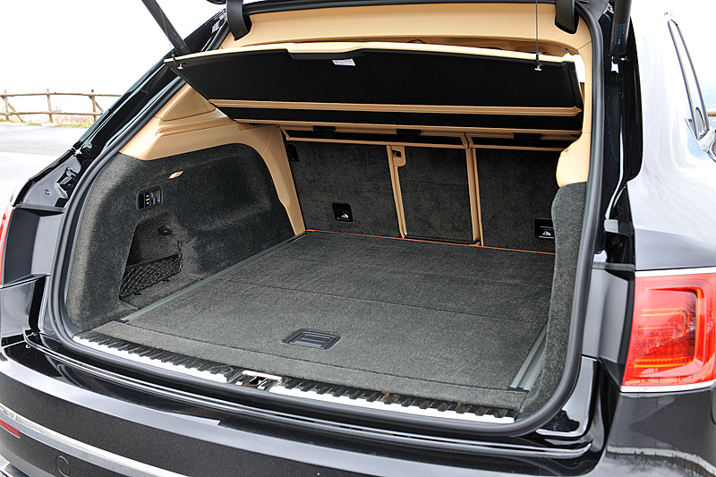 ラゲッジスペース容量は430L（荷物カバー格納時は590L）だが、リアシートの背もたれを6：4分割で前方に倒すことで拡大させることが可能。ラゲッジスペースには「ディバイダー」を標準装備し、後方にスライドして展開させると、簡易的なベンチとして利用できる